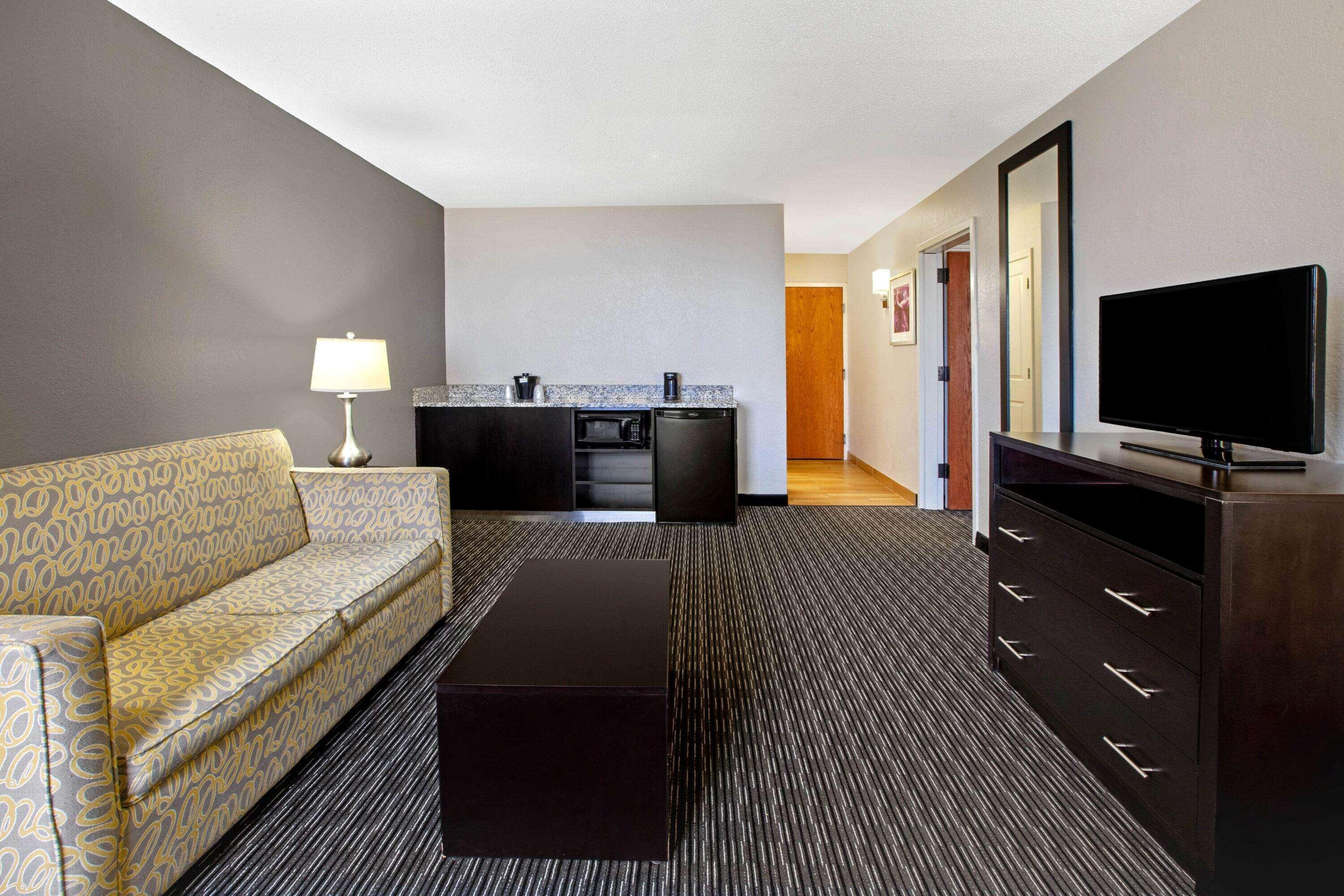 La Quinta Inn & Suites By Wyndham Detroit Metro Airport Ромулус Екстериор снимка
